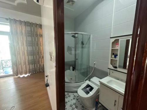 Cho thuê nhà 1 trệt 1 lầu 2PN, nội thất cao cấp, mặt tiền đường Lê Chân, Cái Răng