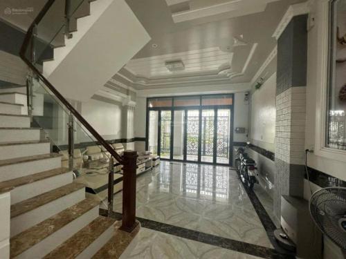 Cho thuê nhà 1 trệt 1 lầu 2PN, nội thất cao cấp, mặt tiền đường Lê Chân, Cái Răng