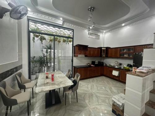 Cho thuê nhà 1 trệt 1 lầu 2PN, nội thất cao cấp, mặt tiền đường Lê Chân, Cái Răng