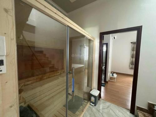 Cho thuê nhà 1 trệt 1 lầu 2PN, nội thất cao cấp, mặt tiền đường Lê Chân, Cái Răng